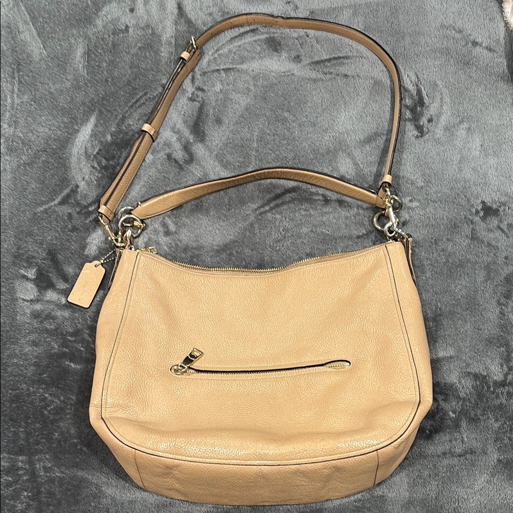 Coach Tan Shoulder Bag with Classic Slouchy Design - Picture 2 of 6